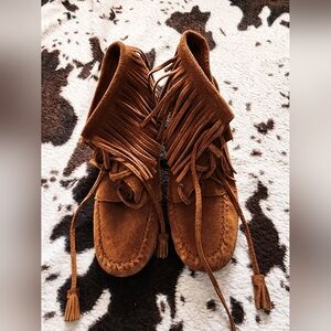 "MINNETONKA" WOMEN'S Y2K BOHO GENUINE SUEDE WEDGES - CHESTNUT BROWN